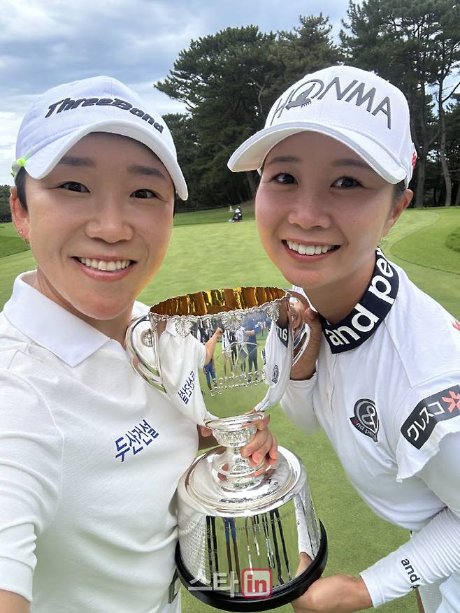 신지애(왼쪽)가 함께 훈련하며 동고동락한 가나자와 시나가 8년 무관을 끝내자 함께 우승트로피를 들어 올리고 있다. (사진=신지애 가족 제공)