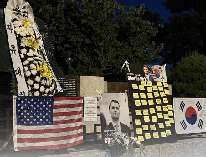 맥아더 장군 동상 근처에 그를 추모하는 여러 화환, 조화, 성조기, 포스트잇 등이 놓여있다. (사진=자유대학 인스타그램)