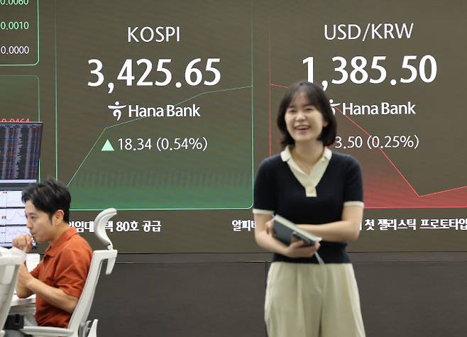 코스피가 상승 출발한 16일 서울 중구 하나은행 딜링룸에서 한 딜러가 활짝 웃고 있다.(사진=연합뉴스)