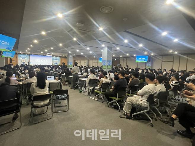 16일 서울대 글로벌공학교육센터 대강당에서 열린 한국투자증권 채용설명회에서 한 참석자가 질문을 하고 있다. 사진=이데일리 김경은 기자