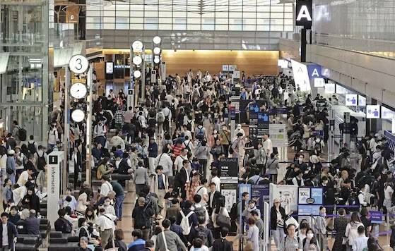 도쿄 하네다공항이 관광객들로 붐비고 있다. (사진=교도 연합뉴스)