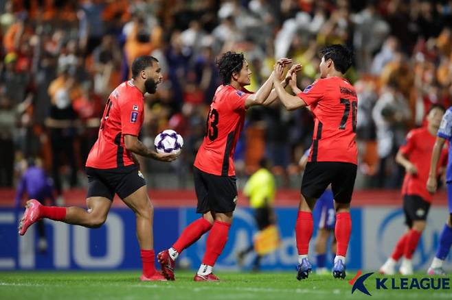 홍철(강원)이 상하이전에서 동점 골을 넣고 동료들과 기쁨을 나누고 있다. 사진=한국프로축구연맹