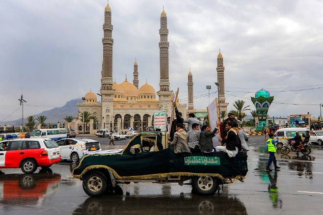 16일(현지시간) 친이란 후티 반군이 장악한 예멘 수도 사나에서 이스라엘 공습으로 사망한 이들의 장례식을 위해 차량으로 관이 운구되고 있다. (사진=AFP)