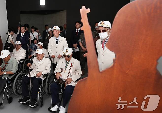 지난해 6월 20일 오후 서울 용산구 전쟁기념관 중앙홀에서 열린 '우리는 그들을 잊지 않았다' 국군포로존 개막식에서 유영복 옹을 비롯한 귀환 국군포로 유공자들이 전시물을 관람하고 있다. 2024.6.20/뉴스1 ⓒ News1 오대일 기자