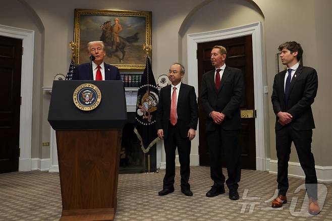 도널드 트럼프 미국 대통령이 21일(현지시간) 백악관 루스벨트룸에서 손 마사요시소프트뱅크 회장(왼쪽에서 두 번째), 래리 엘리슨 오라클 창업자, 샘 올트먼 오픈AI 최고경영자(CEO) 등과 함께 AI 인프라 프로젝트를 발표하고 있다. 2025.1.21 ⓒ 로이터=뉴스1 ⓒ News1 강민경 기자