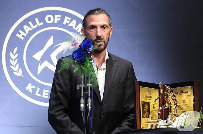 전 축구선수 데얀이 16일 서울 종로구 아산정책연구원에서 열린 제2회 K리그 명예의 전당 헌액식에서 명예의 전당에 오른 후 소감을 전하고 있다. 2025.9.16/뉴스1 ⓒ News1 김성진 기자