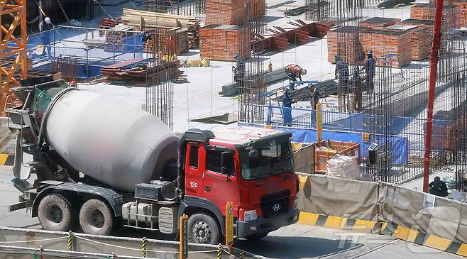 서울 시내 신축 아파트 시공 현장에서 건설노동자들이 작업을 하고 있다./뉴스1 ⓒ News1 김진환 기자