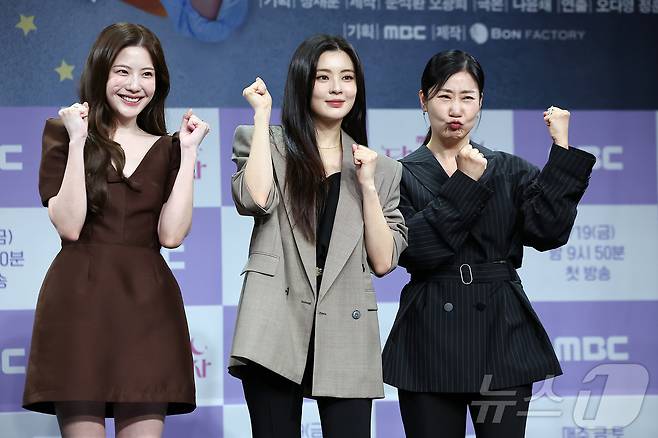 배우 조아람(왼쪽부터), 이선빈, 라미란이 16일 서울 마포구 상암동 MBC 골든마우스홀에서 진행된 새 금토드라마 '달까지 가자' 제작발표회에 참석해 포즈를 취하고 있다. '달까지 가자'는 월급만으론 생존할 수 없는 흙수저 세 여자가 코인 투자에 뛰어들며 벌어지는 하이퍼리얼리즘 생존 드라마로 오는 19일 밤 9시 50분 첫 방송된다. 2025.9.16/뉴스1 ⓒ News1 김진환 기자
