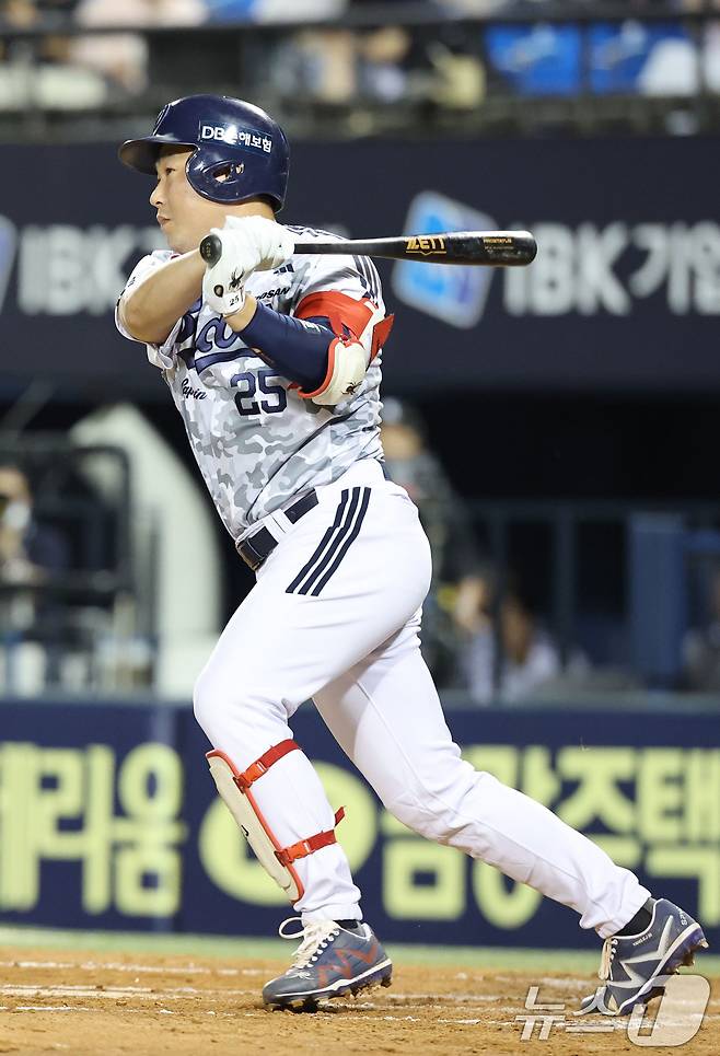 10일 서울 송파구 잠실야구장에서 열린 프로야구 '2025 신한 SOL뱅크 KBO 리그' LG트윈스와 두산 베어스의 경기에서 두산 3회말 2사 1루 상황때 양의지가 안타를 치고 있다. 2025.9.10/뉴스1 ⓒ News1 이광호 기자