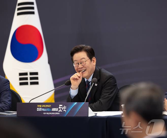 이재명 대통령이 15일 서울 성북구 한국과학기술연구원(KIST)에서 열린 제1차 핵심규제 합리화 전략회의에서 미소를 짓고 있다. (대통령실 제공. 재판매 및 DB 금지) 2025.9.15/뉴스1 ⓒ News1 이재명 기자