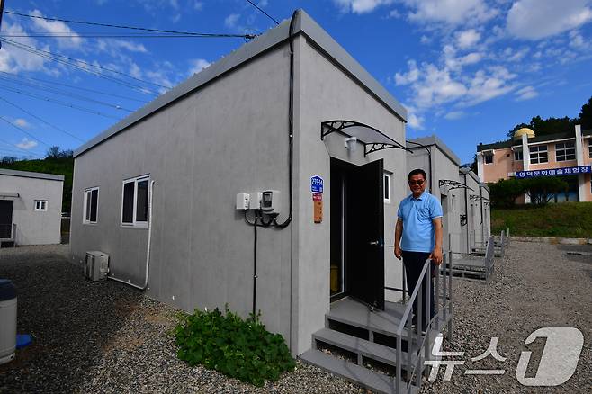 16일 경북 영덕 괴물산불 피해지역인 매정리 마을 공터에 설치된 산불이재민 임시주택에서 매정교회 김계주 담임목사가 주민들과 인사를 나누고 있다.  2025.9.16/뉴스1 ⓒ News1 최창호 기자