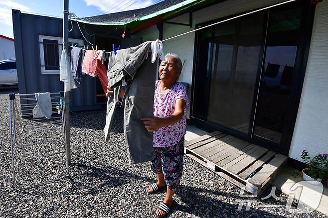 16일 경북 영덕 괴물산불 피해지역인 뇌물리 주민인 70대 서 모씨가 임시주택에서 빨래를 햇볕에 말리고 있다. 2025.9.16/뉴스1 ⓒ News1 최창호 기자