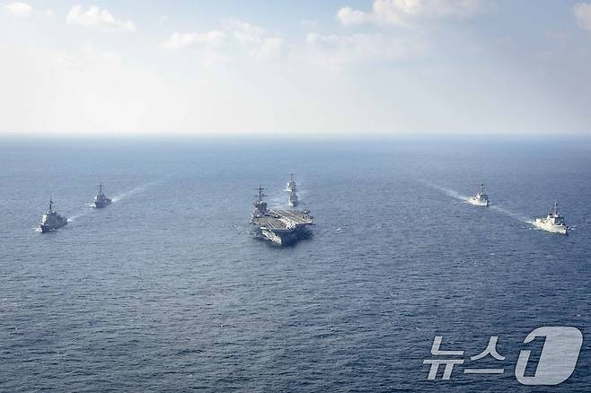 지난해 11월 열린 2차 프리덤 에지 훈련에서  미 항모를 포함한 한미일 함정들이 항해하고 있다. (합동참모본부 제공) 2024.11.14/뉴스1