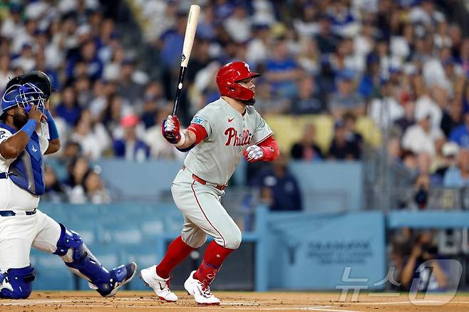 필라델피아 필리스 카일 슈와버가 16일(한국시간) 열린 2025 메이저리그 LA 다저스전에서 시즌 53호 1점 홈런을 터뜨렸다. ⓒ AFP=뉴스1