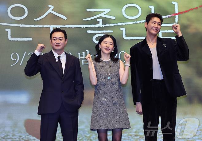 배우 박용우(왼쪽부터), 이영애, 김영광이 16일 서울 구로구 더세인트에서 열린 KBS2 새 토일 미니시리즈 ‘은수 좋은 날’ 제작발표회에서 포즈를 취하고 있다. 가족을 지키고 싶은 학부모 강은수(이영애 분)와 두 얼굴의 선생 이경(김영광 분)이 우연히 얻은 마약 가방으로 벌이는 위험 처절한 동업 일지를 그린 작품이다. 2025.9.16/뉴스1 ⓒ News1 김진환 기자