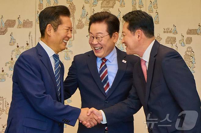 지난 8일 서울 용산 대통령실 청사에서 열린 여야 지도부 오찬 회동에서 정청래 더불어민주당 대표, 장동혁 국민의힘 대표가 악수하고 있다. (대통령실 제공. 재판매 및 DB 금지) 2025.9.8/뉴스1 ⓒ News1 이재명 기자