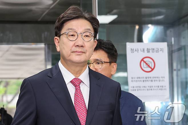 권성동 국민의힘 의원이 16일 오후 서울 서초구 중앙지방법원에서 '통일교 불법 정치자금 수수' 의혹(정치자금법 위반 혐의) 관련 구속 전 피의자 심문(영장실질심사)에 출석하고 있다. 2025.9.16/뉴스1 ⓒ News1 안은나 기자