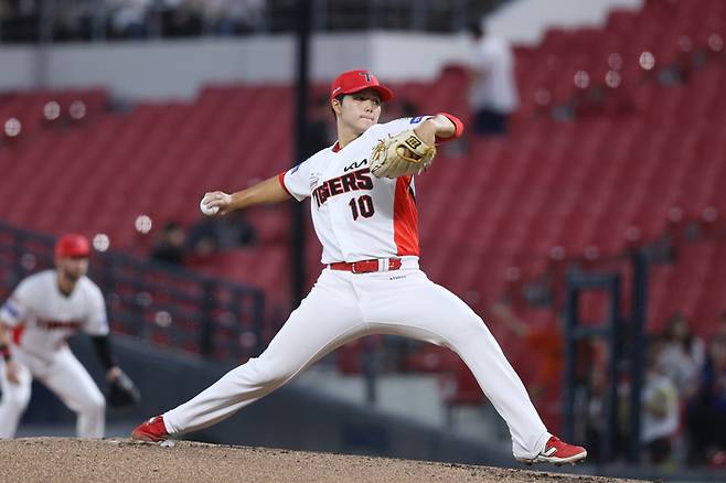 KIA 김태형이 16일 광주 한화전 선발 등판해 투구에 임하고 있다. 사진 | KIA 타이거즈