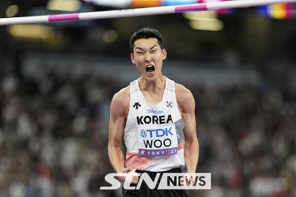 '스마일 점퍼' 우상혁이 16일(한국시간) 일본 도쿄 국립경기장에서 열린 2025 도쿄 세계육상선수권 남자 높이뛰기 결선에서 2ｍ34를 넘은 뒤 환호하고 있다. /사진=뉴시스(AP)