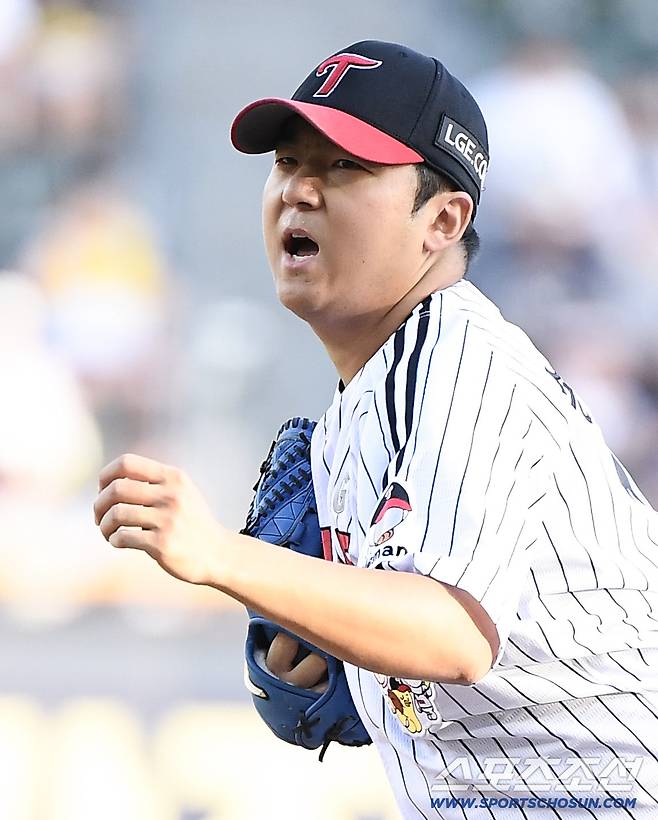 7일 서울 잠실구장에서 열린 두산-LG전. LG 선발투수로 마운드에 오른 송승기가 투구 후 아쉬워하고 있다. 잠실=정재근 기자 cjg@sportschosun.com/2025.8.7/