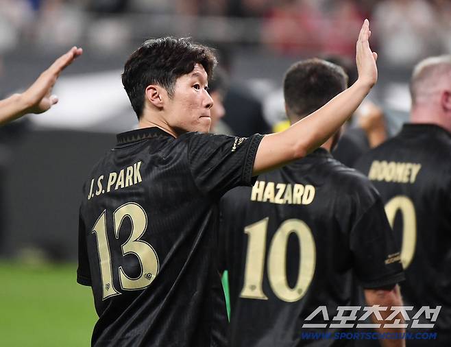 '2025 아이콘매치: 창의 귀환, 반격의 시작'이 14일 오후 서울 상암월드컵경기장에서 열렸다. 실드 유나이티드가 2대1로 승리한 가운데 FC 스피어 박지성이 팬들에게 인사하고 있다. 상암=정재근 기자 cjg@sportschosun.com/2025.9.14/