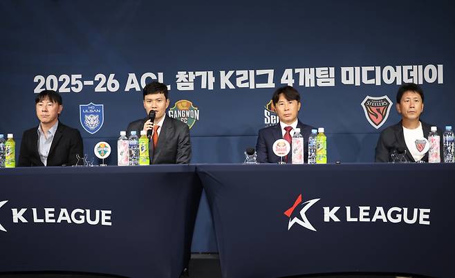 각오 말하는 감독들
(서울=연합뉴스) 신준희 기자 = 4일 종로구 축구회관에서 열린 2025-26 ACL 참가 K리그 4개팀 미디어데이에서 각팀 감독들이 각오를 밝히고 있다.
왼쪽부터 울산HD 신태용 감독, 강원FC 정경호 감독, FC서울 김기동 감독, 포항 스틸러스 박태하 감독.