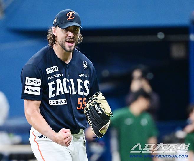 6일 서울 고척돔에서 열린 KBO리그 키움과 한화의 경기. 5회 2사 만루 위기를 넘기고 주먹을 쥐어보이는 한화 와이스. 고척=송정헌 기자songs@sportschosun.com/2025.07.06/