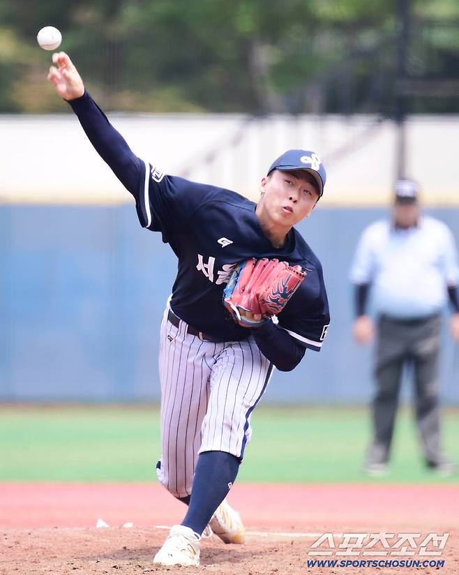 6일 서울 목동구장에서 열린 제80회 청룡기 고교야구선수권 대회 및 주말리그 왕중왕전 휘문고-서울고 경기. 투구하는 서울고 이호범. 목동=송정헌 기자songs@sportschosun.com/2025.07.06/