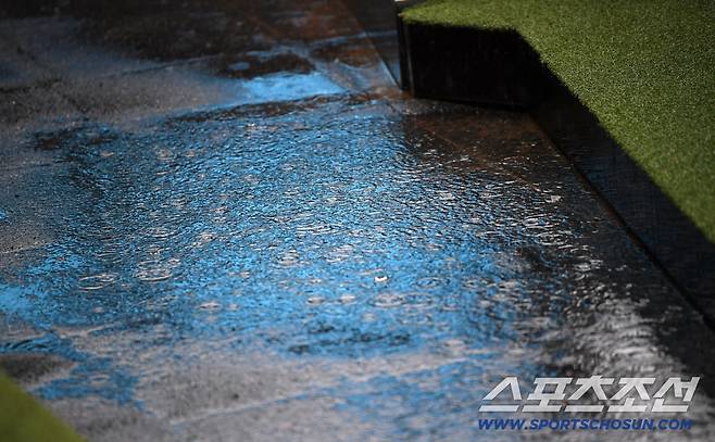 천둥과 번개를 동반한 폭우로 인해 더그아웃 앞쪽에는 물웅덩이가 생겼다. 잠실=박재만 기자 pjm@sportschosun.com