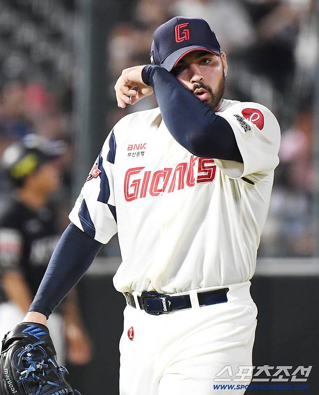 28일 부산 사직구장에서 열린 KT-롯데전. 감보아가 4회를 무실점으로 마친 후 땀을 닦고 있다. 부산=정재근 기자 cjg@sportschosun.com/2025.8.28/