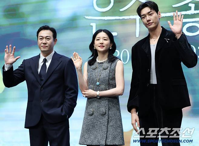 16일 오후 서울 신도림 더세인트에서 KBS2 토일 미니시리즈 '은수 좋은날' 제작발표회가 열렸다. 포토타임을 갖고 있는 배우 박용우, 이영애, 김영광. 신도림=송정헌 기자songs@sportschosun.com/2025.09.16/