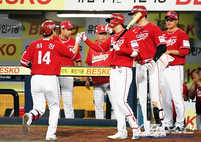 11일 대구 라이온즈파크에서 열린 삼성 라이온즈와 SSG 랜더스의 경기. 9회초 1사 SSG 최정이 솔로포를 날리며 10시즌 연속 20홈런 대기록을 달성했다. 대구=박재만 기자 pjm@sportschosun.com/2025.09.11/