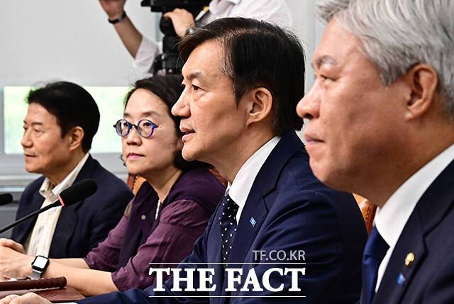 '통렬한 반성'을 외치며 출범한 조국 조국혁신당 비상대책위원장 체제가 시작부터 진통을 겪고 있다. /국회=배정한 기자