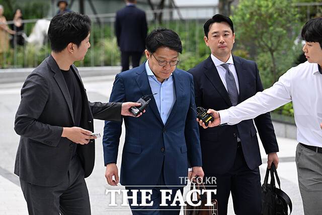 '공천개입 의혹'을 받는 김상민 전 부장검사가 지난 9일 오전 서울 종로구 KT광화문빌딩 웨스트에 마련된 김건희특검 사무실로 출석하고 있다. /박헌우 기자