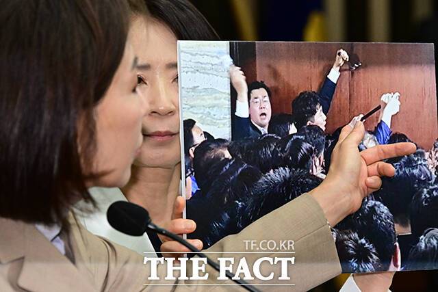 이날 신상발언에 나선 나 의원이 패스트트랙 충돌 사건 당시 민주당 관계자 손에 들린 '빠루(쇠지렛대)'를 가리키고 있다.