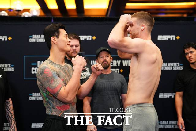 로드FC 미들급 챔피언 황인수(31, 좌측)가 오는 17일 미국 네바다주 라스베이거스 UFC 에이펙스에서 열리는 데이나 화이트의 컨텐더 시리즈(DWCS) 시즌 9 에피소드 6에서 6승 1패의 패디 맥코리(27∙아일랜드, 우측)와 맞붙는다. /UFC