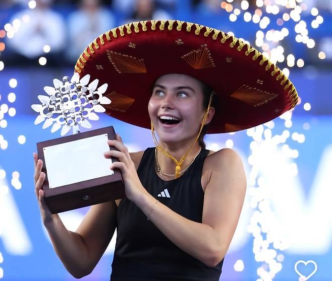 17세 이바 요비치가 과달라하라 WTA 500 단식 우승트로피를 들고 좋아하고 있다. 사진/과달라하라오픈