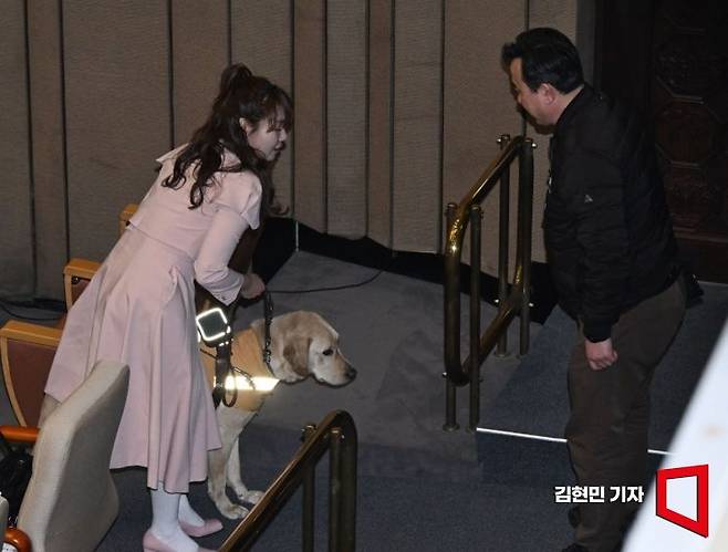 김예지 국민의힘 의원과 새 안내견 태백이가 27일 국회 본회의장을 나서고 있다. 2025.2.27 김현민 기자