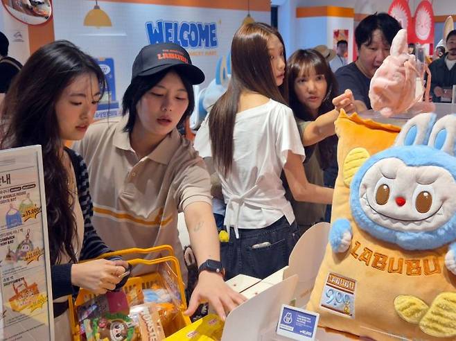 지난 12일 서울시 성동구 성수동에서 열린 팝마트의 '라부부의 수상한 편의점' 팝업스토어에서 방문객들이 한정판 상품을 구경하고 있다. 최호경 기자