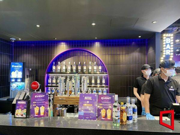'타코벨 더강남' 매장 내부 전경. 아시아 최초로 바(Bar) 콘셉트를 도입한 것이 특징이다. 한예주 기자