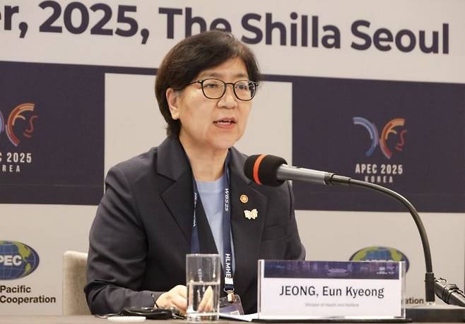 정은경 보건복지부 장관은 16일 오후 서울 중구 신라호텔에서 열린 2025 APEC 보건과경제 고위급회의(HLMHE)를 마친 후 브리핑을 하고 있다. 보건복지부