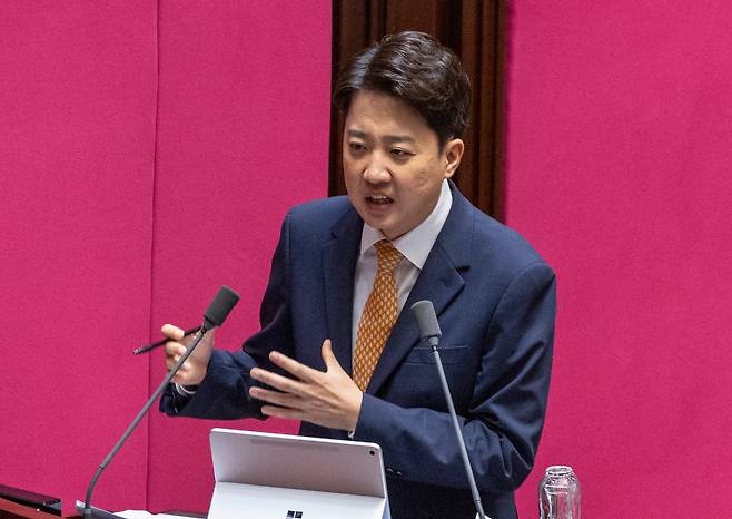 이준석 개혁신당 대표가 지난 15일 국회의 대정부 질문에서 김민석 국무총리에게 질문하고 있다. /연합뉴스