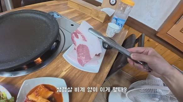 울릉도에서 1인분(120g) 1만5000원에 판매 중이던 삼겹살. 비계가 삼겹살 절반을 차지한 모습이다. /꾸준 유튜브