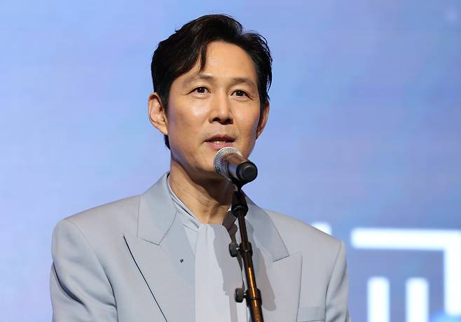 [서울=뉴시스] 황준선 기자 = 배우 이정재가 28일 서울 중구 롯데호텔에서 열린 제7회 뉴시스 한류엑스포(2025 K-엑스포)에서 외교부 장관상을 수상한 뒤 소감을 밝히고 있다. 2025.08.28. hwang@newsis.com