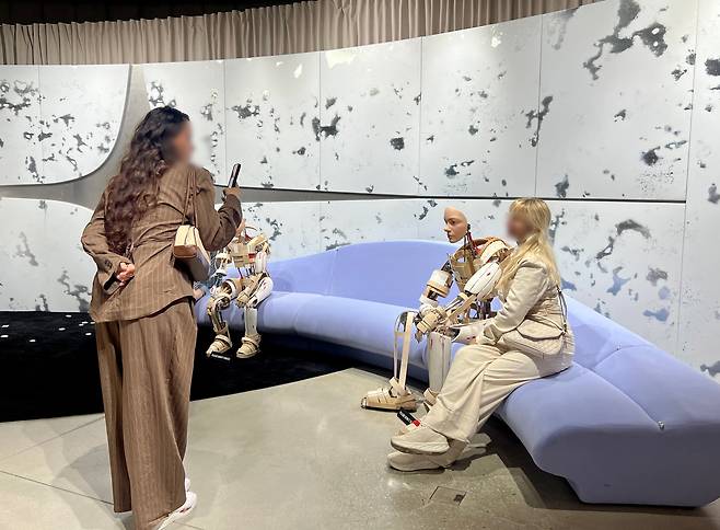 지난 9일 서울 성수동 '하우스 노웨어'에서 로봇과 함께 사진 찍는 방문객들. /김은영 기자