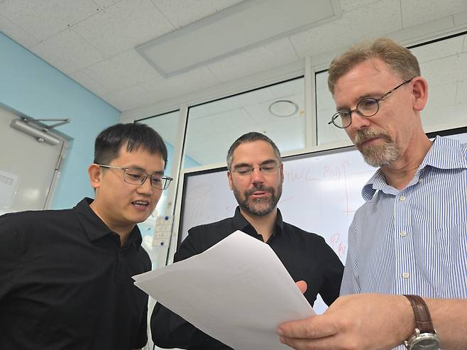 (왼쪽부터) 지오양 루안(Jiaoyang Ruan) 영사이언티스트펠로우(YSF), 야스퍼 와센버그(Jasper Wassen burg) YSF, 악셀 팀머만 단장./부산=홍아름 기자