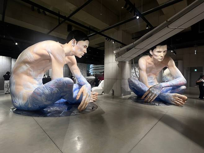 서울 성수동 '하우스 노웨어' 2층 '젠틀몬스터' 매장에 설치된 대형 조형물. /김은영 기자