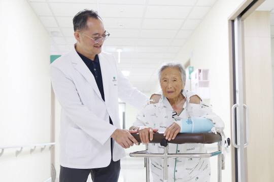 건양대학교병원은 김광균(왼쪽) 정형외과 교수팀이 106세 초고령 여성 환자에게 고관절 인공관절 치환술을 성공적으로 시행했다고 16일 밝혔다. 건양대학교병원 제공
