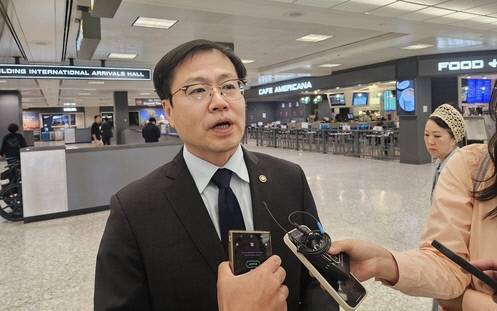 여한구 통상교섭본부장이 한미 무역협상을 위해 미국을 방문, 워싱턴 DC 덜레스 공항에서 기자들의 질문에 답변하고 있다. 사진=연합뉴스