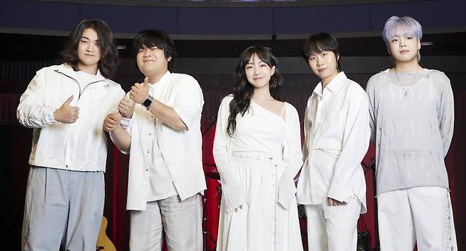 청춘을 노래하는 ‘유다빈밴드’가 4년 만의 두 번째 정규 앨범 ‘코다(CODA)’로 돌아왔다. MPMG MUSIC 제공